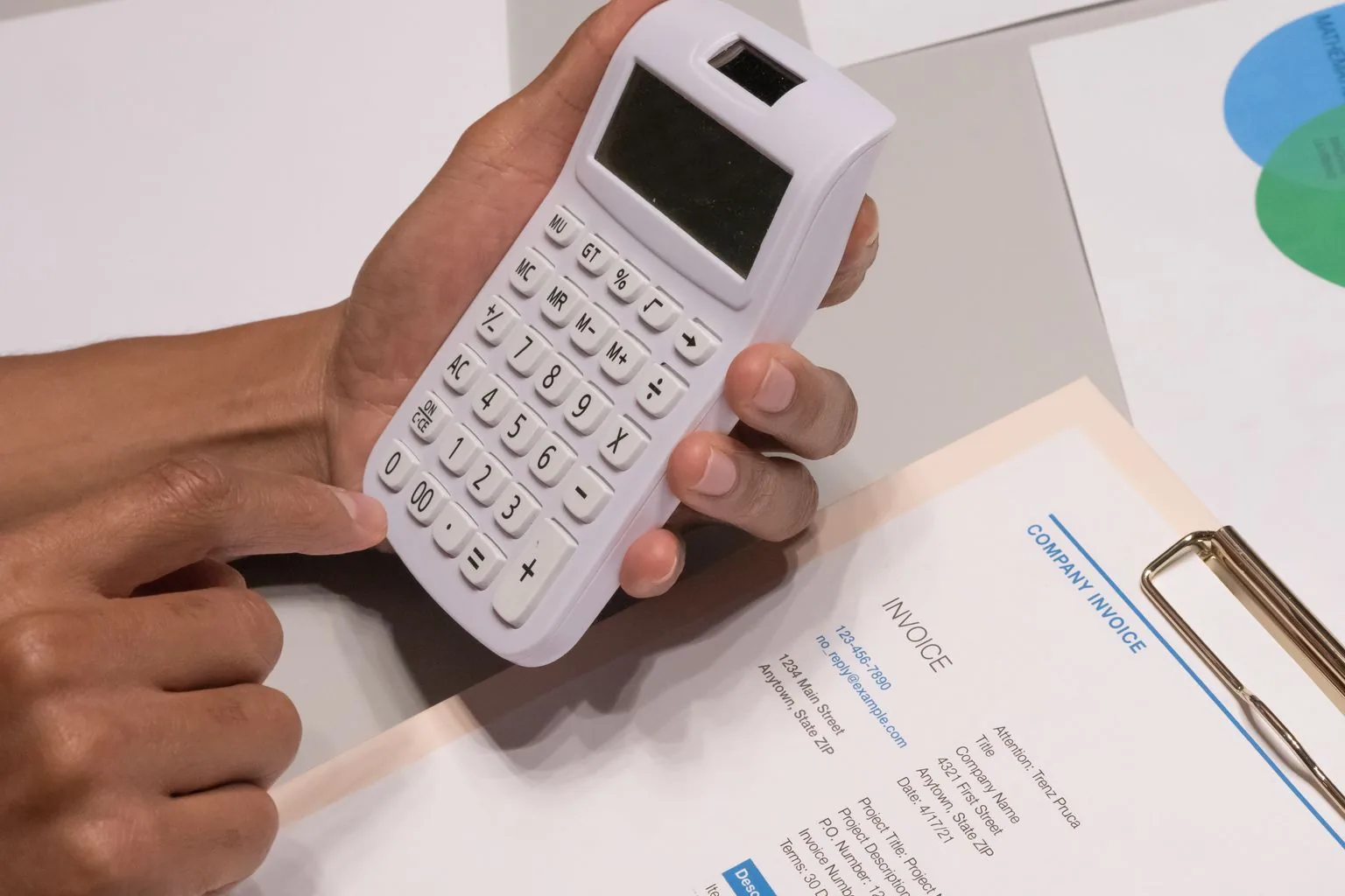 Professionnel vérifiant une facture avec une calculatrice