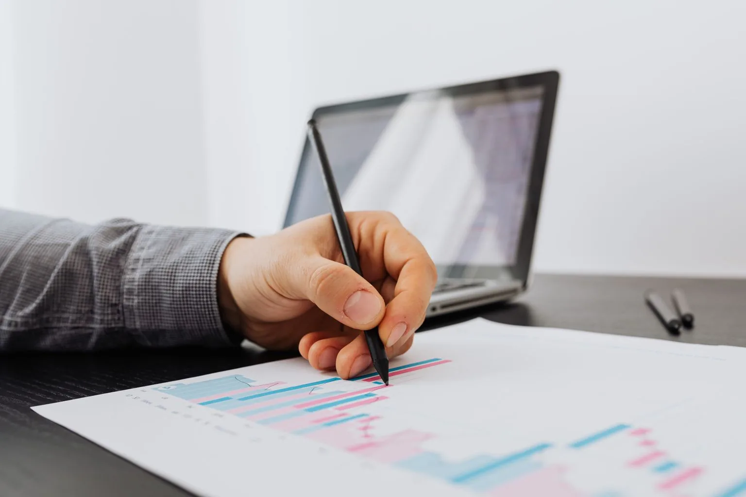 Professionnelle prenant des notes à partir de graphiques