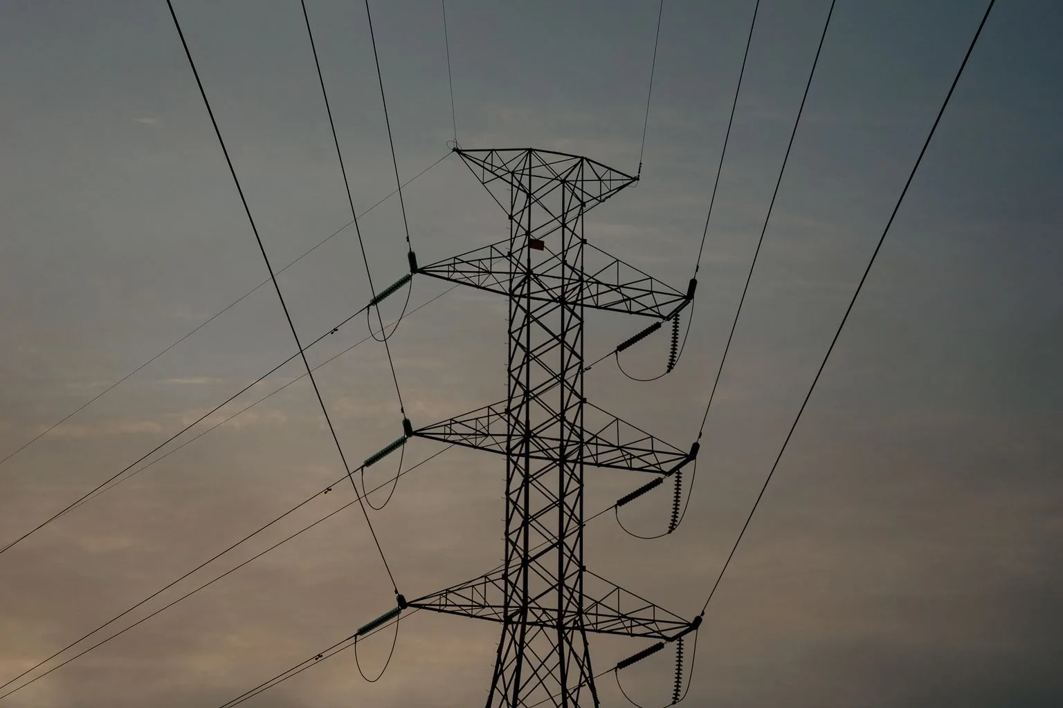 Réseau électrique et lignes à haute tension au crépuscule