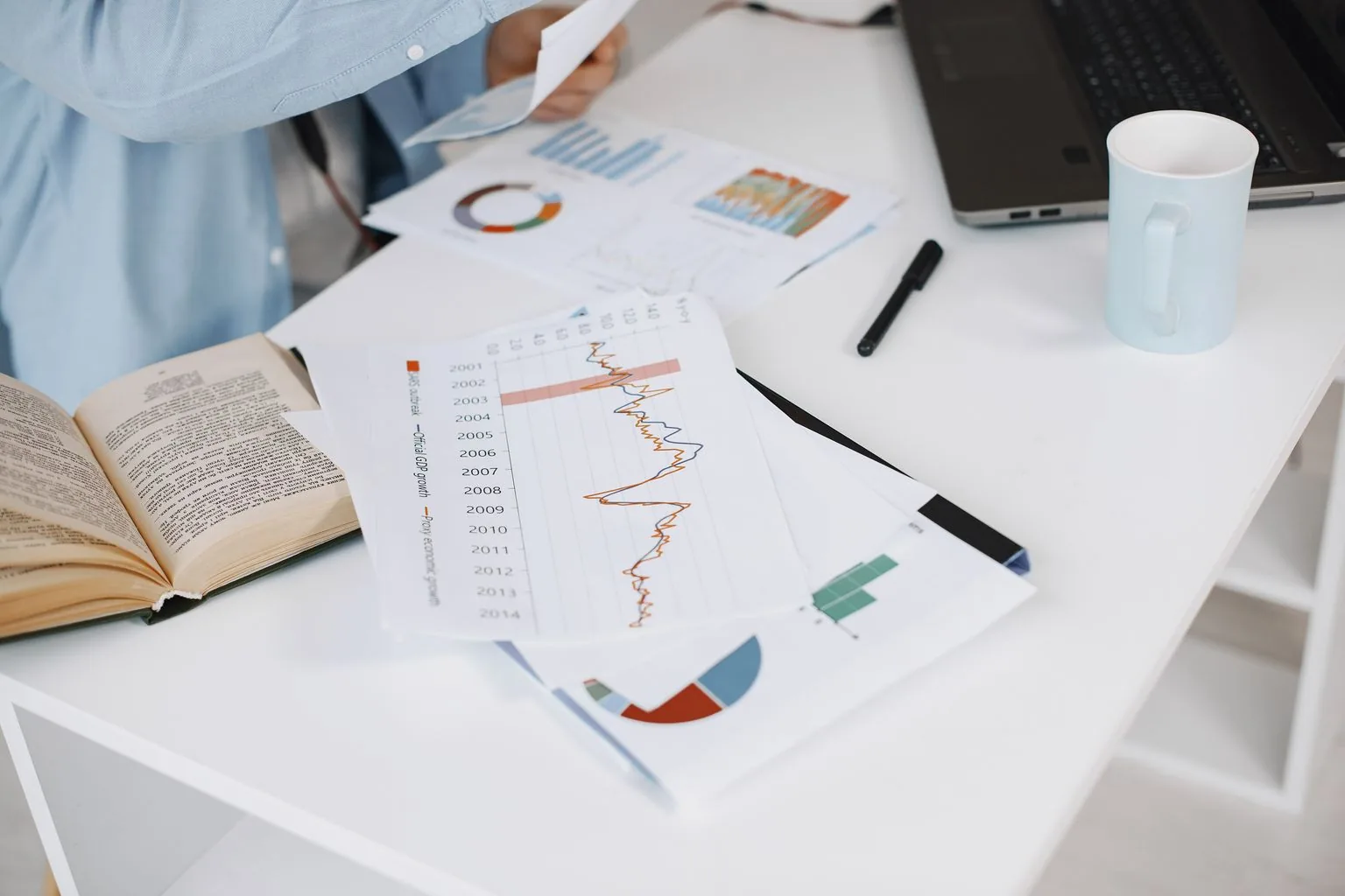 Documents financiers et graphiques étudiés sur un bureau